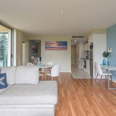 Beachside Luxury Apartments One & Two Bedroom In Beachfront Oaks Pier Building グレネルグ エクステリア 写真