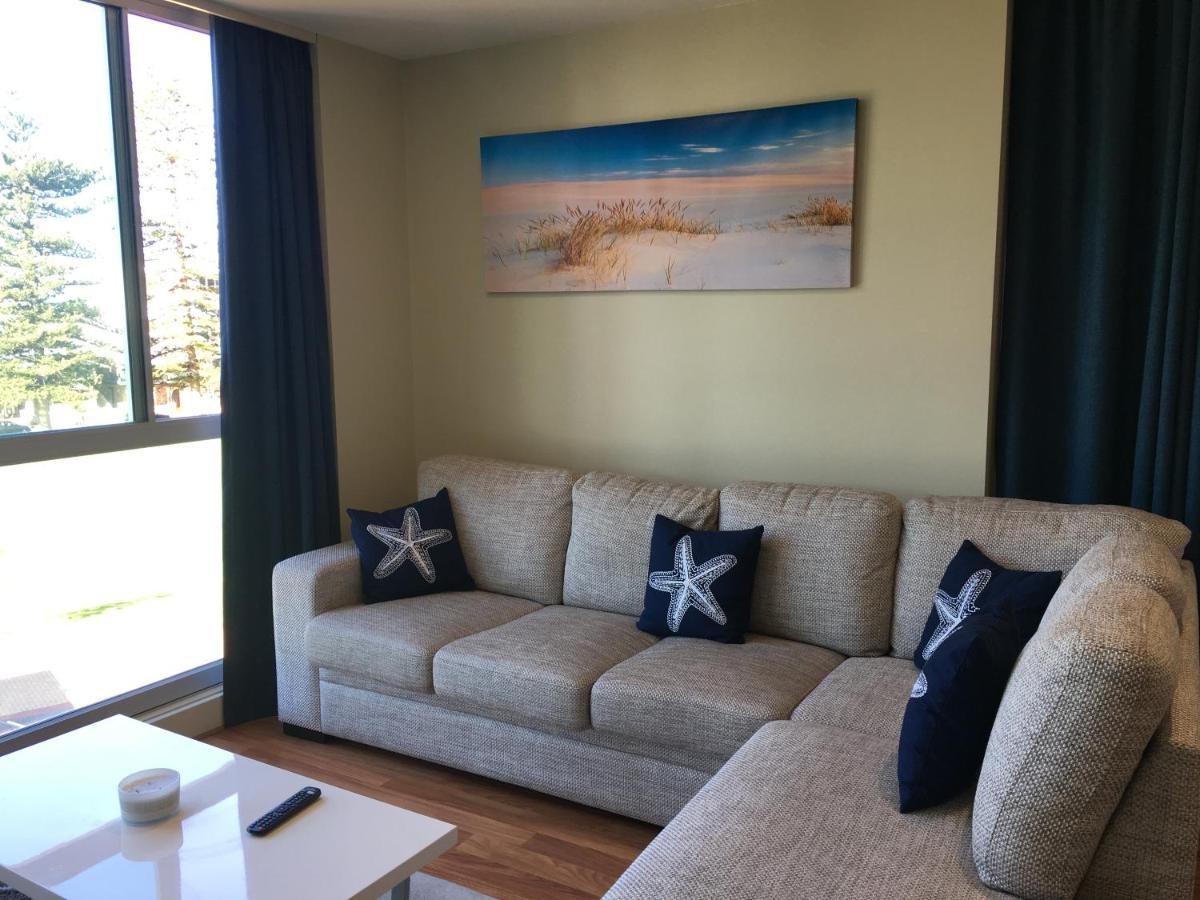 Beachside Luxury Apartments One & Two Bedroom In Beachfront Oaks Pier Building グレネルグ エクステリア 写真
