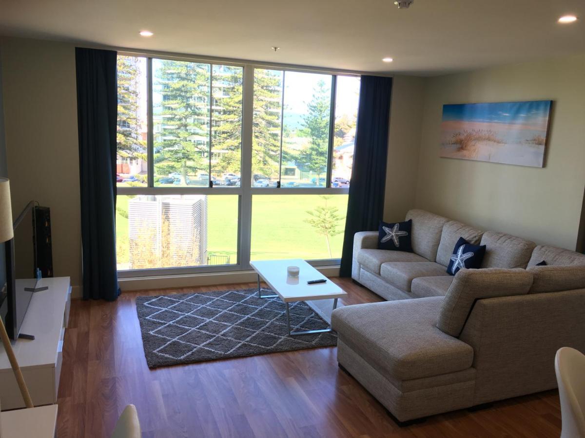 Beachside Luxury Apartments One & Two Bedroom In Beachfront Oaks Pier Building グレネルグ エクステリア 写真