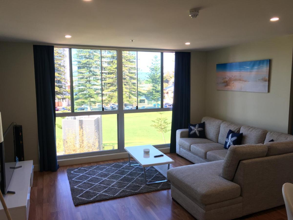 Beachside Luxury Apartments One & Two Bedroom In Beachfront Oaks Pier Building グレネルグ エクステリア 写真