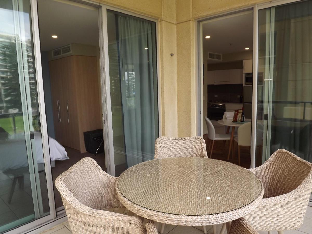 Beachside Luxury Apartments One & Two Bedroom In Beachfront Oaks Pier Building グレネルグ エクステリア 写真