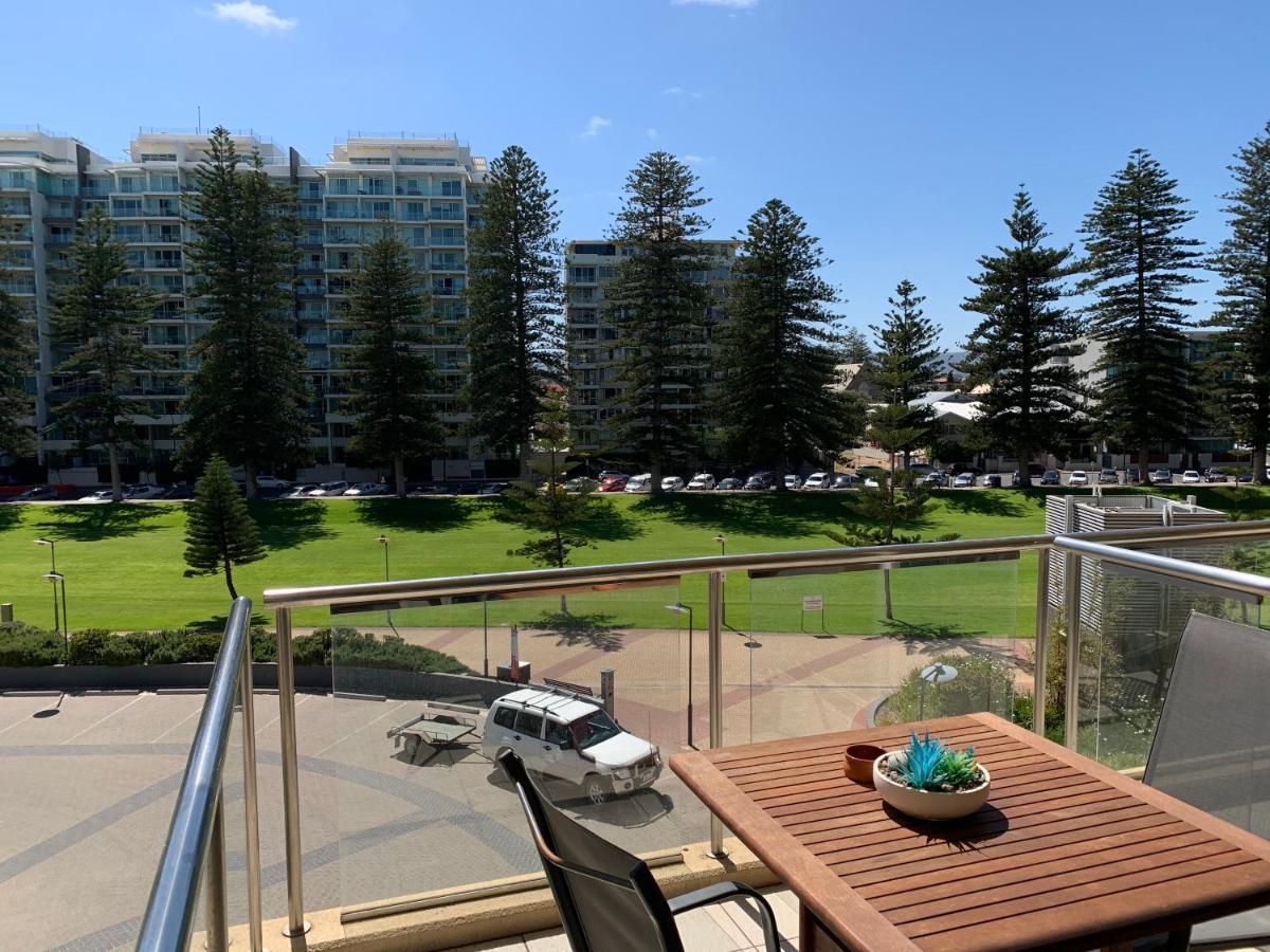 Beachside Luxury Apartments One & Two Bedroom In Beachfront Oaks Pier Building グレネルグ エクステリア 写真