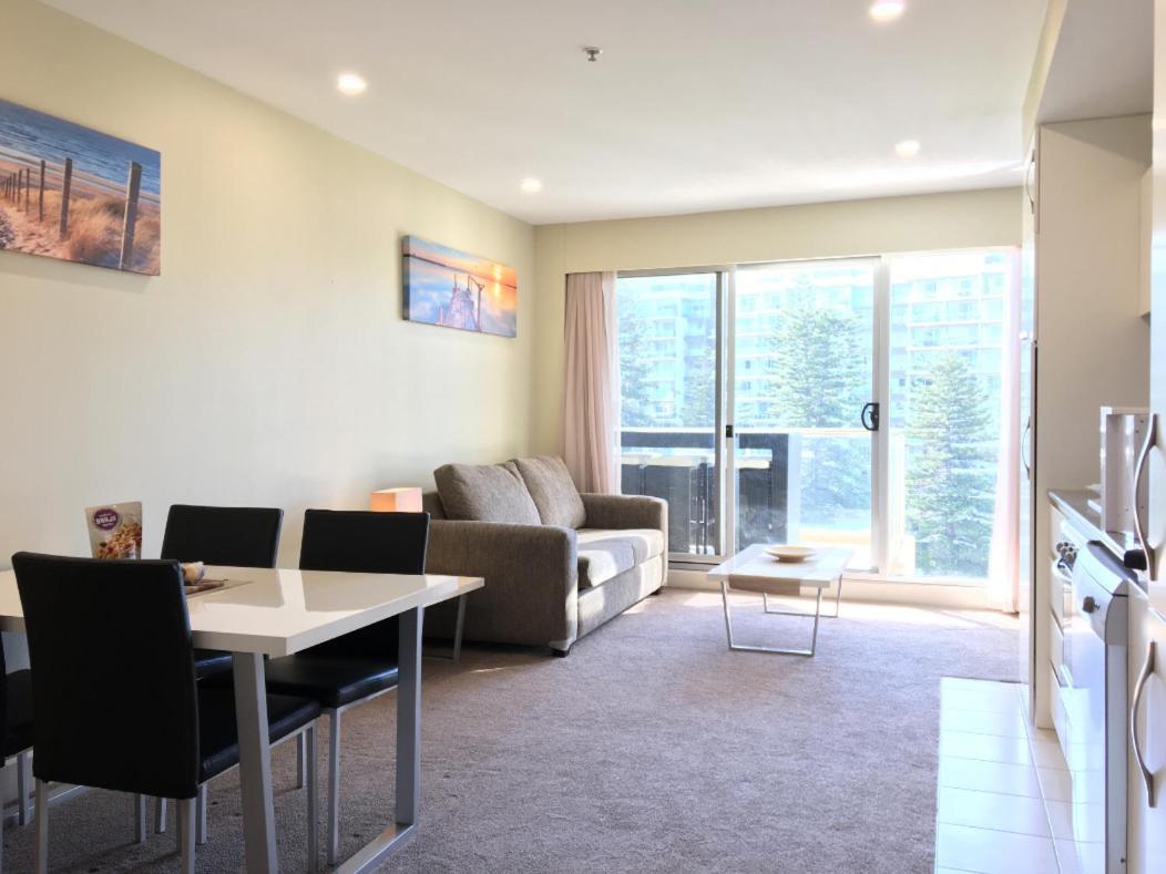 Beachside Luxury Apartments One & Two Bedroom In Beachfront Oaks Pier Building グレネルグ エクステリア 写真