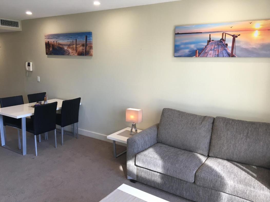 Beachside Luxury Apartments One & Two Bedroom In Beachfront Oaks Pier Building グレネルグ エクステリア 写真