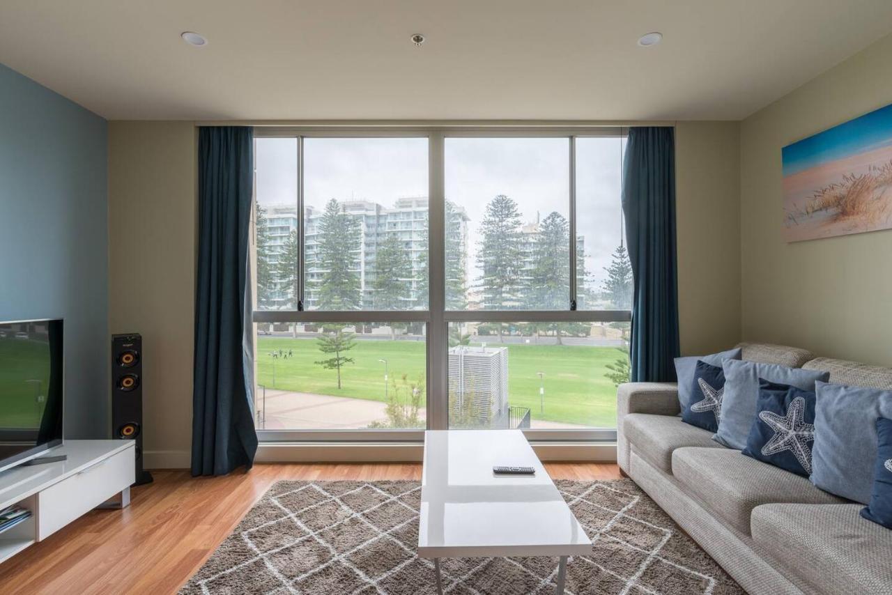Beachside Luxury Apartments One & Two Bedroom In Beachfront Oaks Pier Building グレネルグ エクステリア 写真