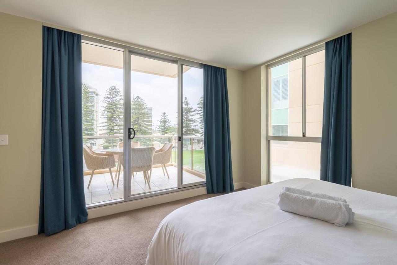 Beachside Luxury Apartments One & Two Bedroom In Beachfront Oaks Pier Building グレネルグ エクステリア 写真