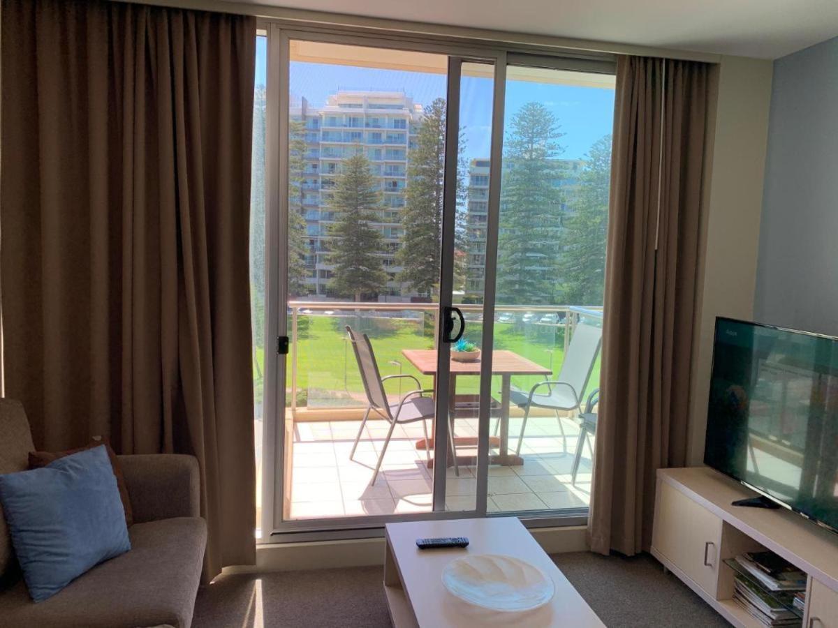 Beachside Luxury Apartments One & Two Bedroom In Beachfront Oaks Pier Building グレネルグ エクステリア 写真