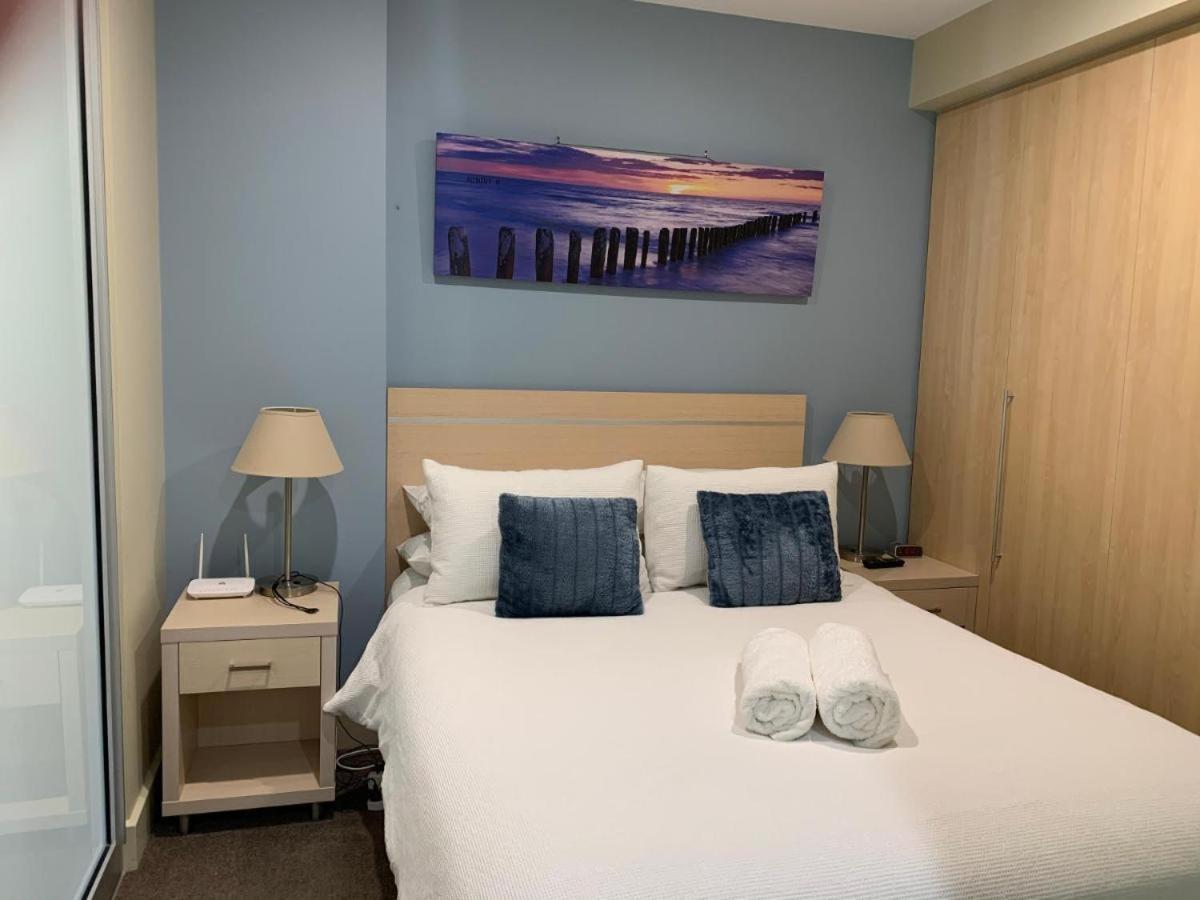 Beachside Luxury Apartments One & Two Bedroom In Beachfront Oaks Pier Building グレネルグ エクステリア 写真