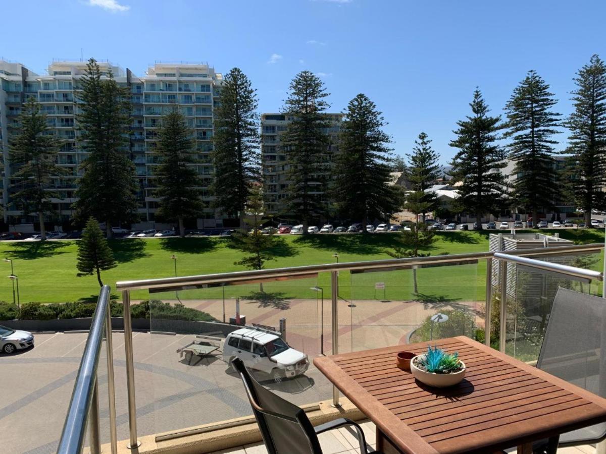 Beachside Luxury Apartments One & Two Bedroom In Beachfront Oaks Pier Building グレネルグ エクステリア 写真