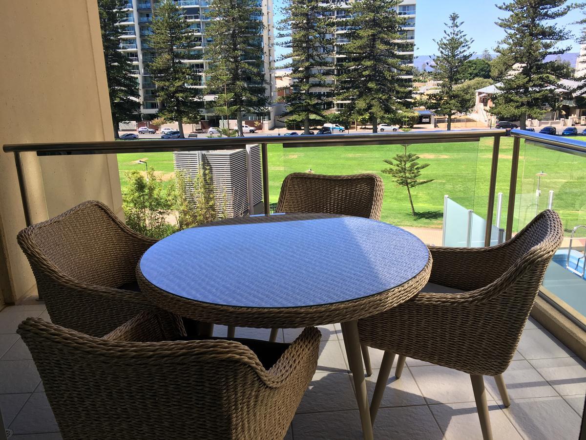 Beachside Luxury Apartments One & Two Bedroom In Beachfront Oaks Pier Building グレネルグ エクステリア 写真