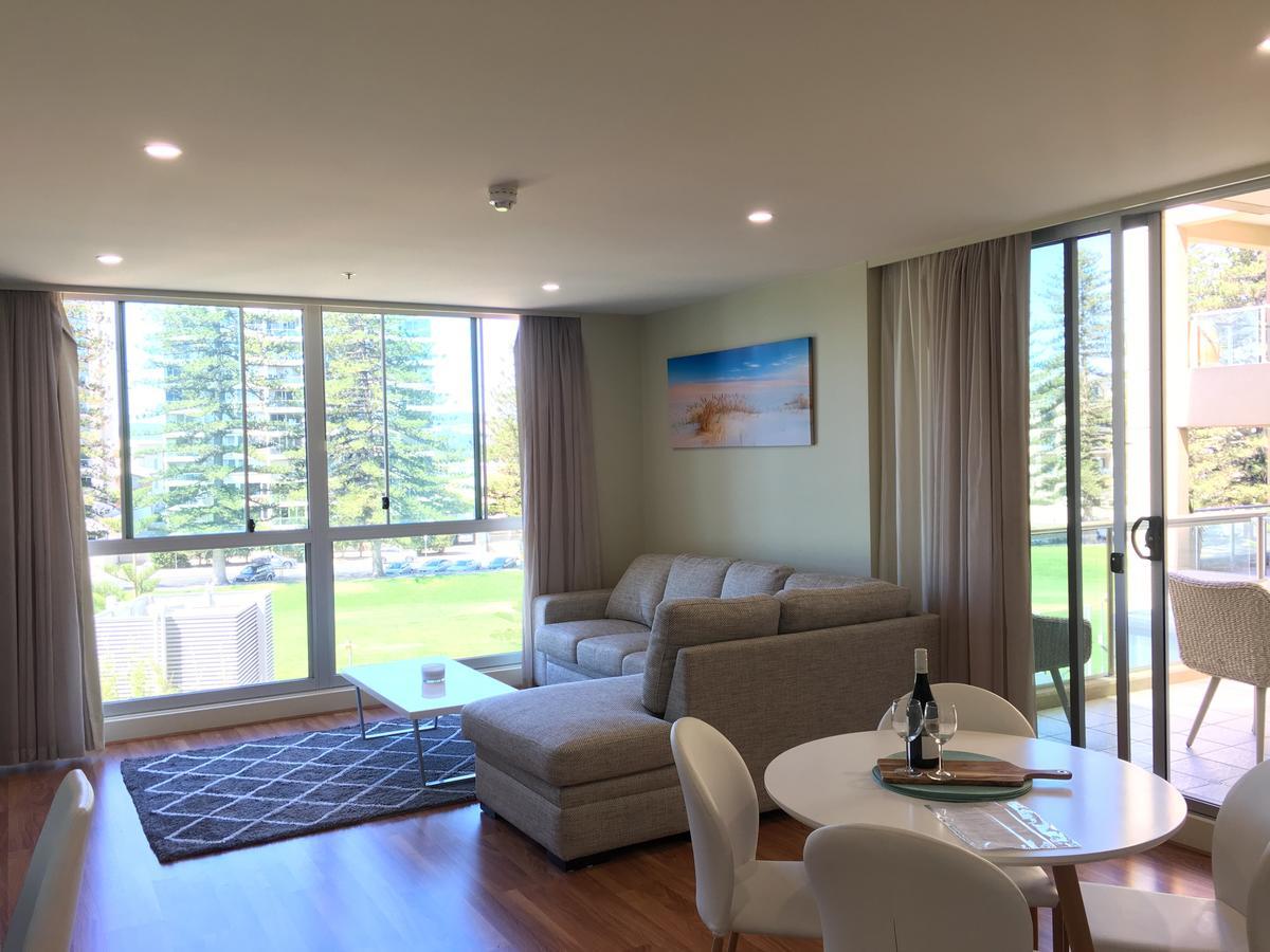 Beachside Luxury Apartments One & Two Bedroom In Beachfront Oaks Pier Building グレネルグ エクステリア 写真