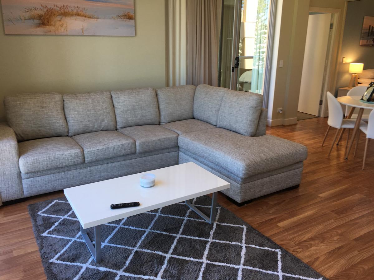 Beachside Luxury Apartments One & Two Bedroom In Beachfront Oaks Pier Building グレネルグ エクステリア 写真