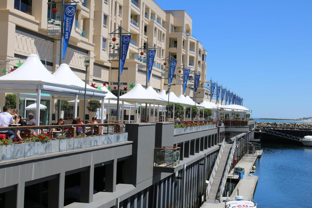 Beachside Luxury Apartments One & Two Bedroom In Beachfront Oaks Pier Building グレネルグ エクステリア 写真