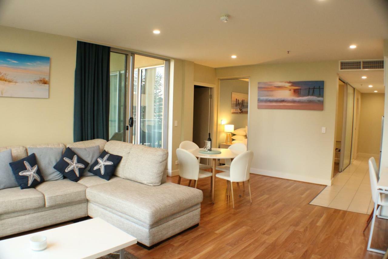 Beachside Luxury Apartments One & Two Bedroom In Beachfront Oaks Pier Building グレネルグ エクステリア 写真