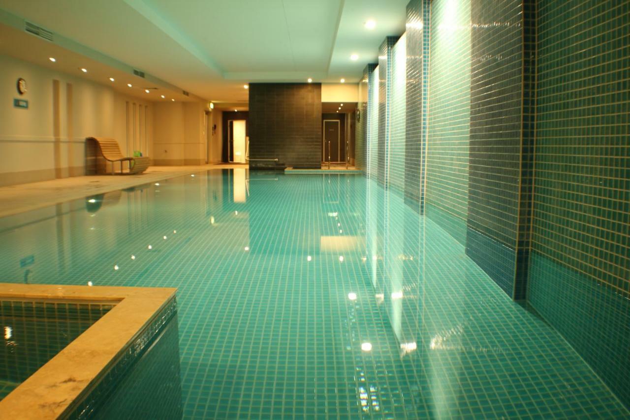 Beachside Luxury Apartments One & Two Bedroom In Beachfront Oaks Pier Building グレネルグ エクステリア 写真