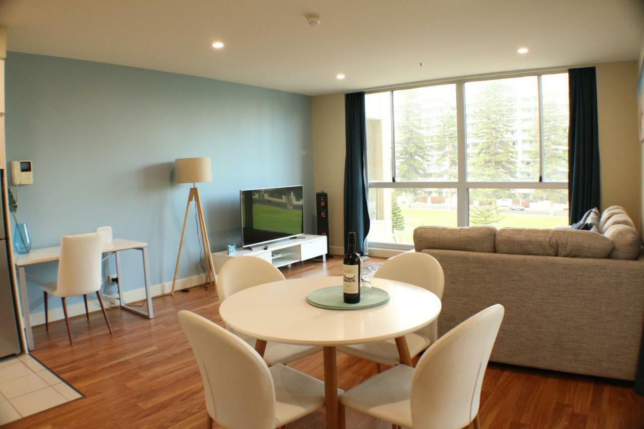 Beachside Luxury Apartments One & Two Bedroom In Beachfront Oaks Pier Building グレネルグ エクステリア 写真